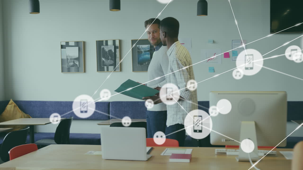 animación de iconos conectados sobre diversos compañeros de trabajo discutiendo informes mientras caminan en la oficina