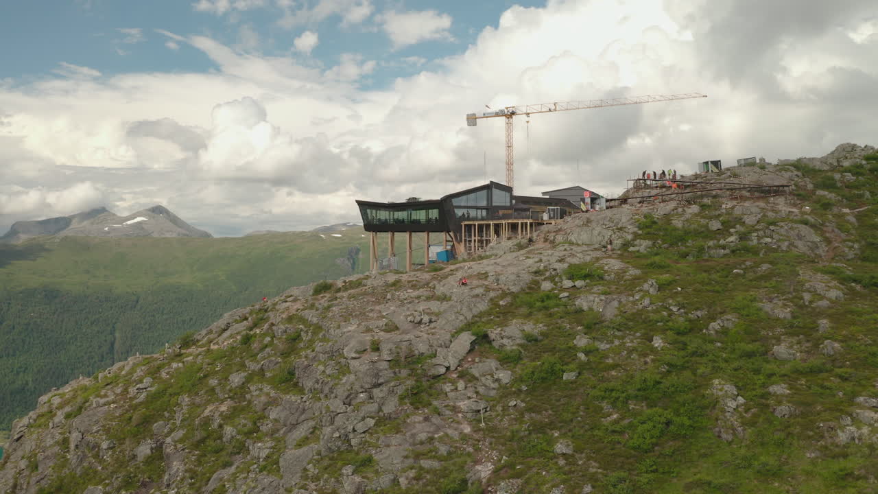 edificio del restaurante eggen en la cima de la montaña nesaksla con vistas al fiordo y a la montaña en andalsnes, noruega