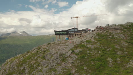 edificio del restaurante eggen en la cima de la montaña nesaksla con vistas al fiordo y a la montaña en andalsnes, noruega