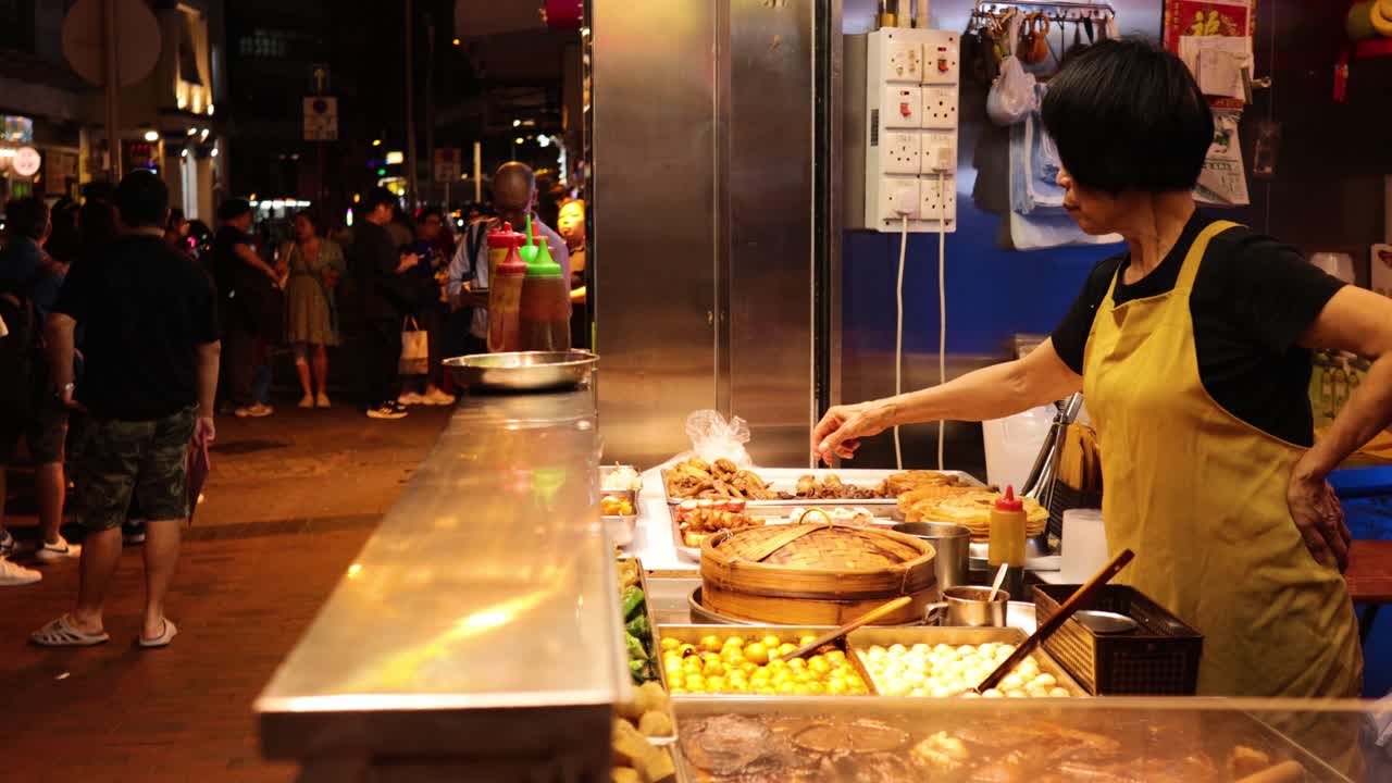 vendedor preparando comida en un bullicioso mercado nocturno