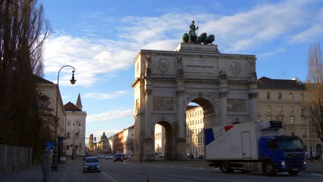 tráfico que pasa por la puerta de la victoria en munich