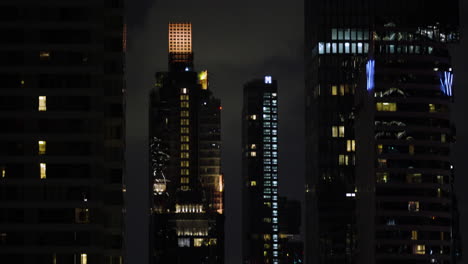 Centro-De-La-Ciudad-Densamente-Poblado-Con-Edificios-Altos-Por-La-Noche,-Centro-Tranquilo-De-La-Ciudad-Por-La-Noche,-La-Ciudad-Nunca-Duerme,-Bangkok-A-Altas-Horas-De-La-Noche