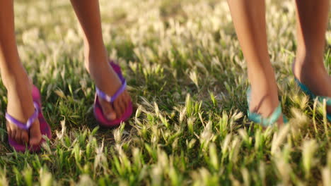 niños, verano y pies saltar en la hierba con flip