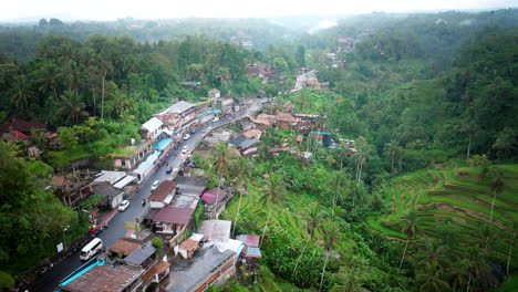 Pueblo-De-Tegalalang,-Bali-En-Indonesia.-Avance-Aéreo