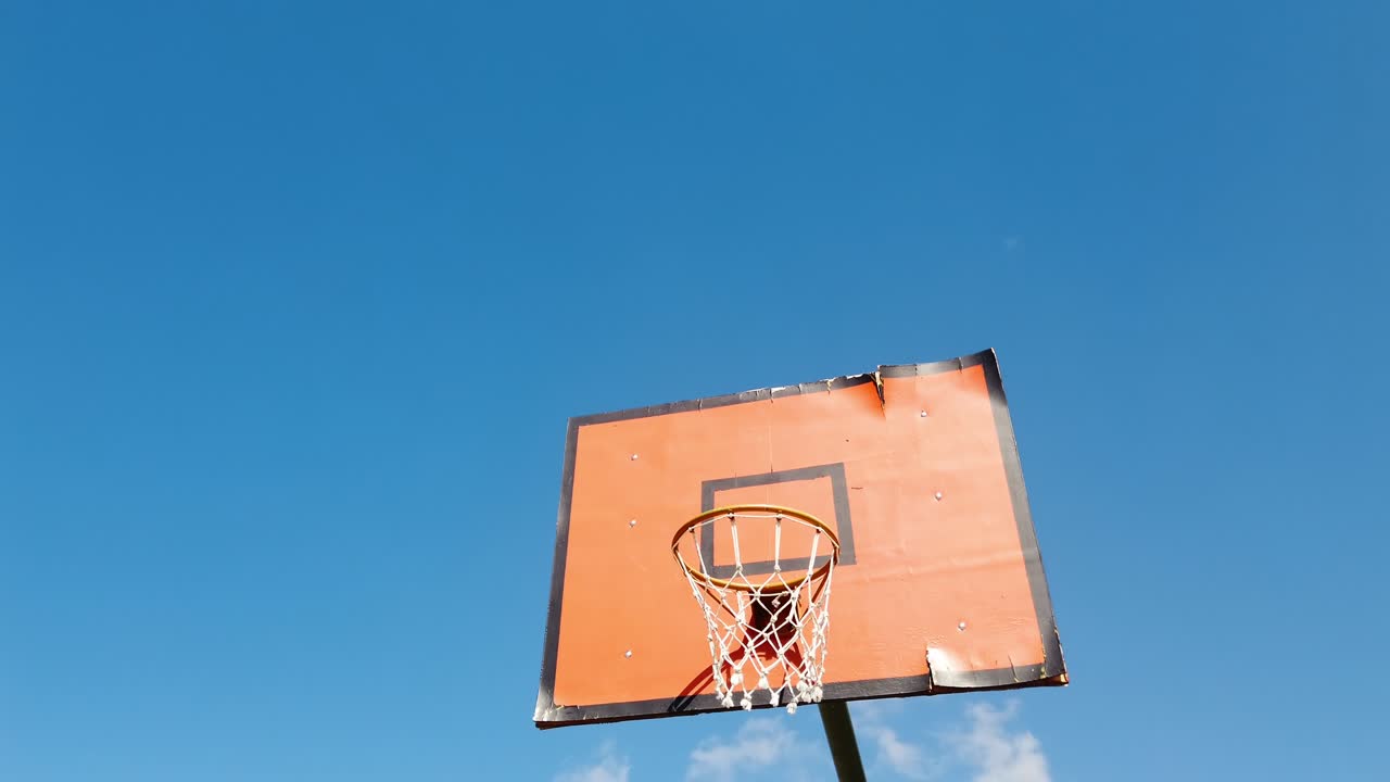 tablero de baloncesto con red contra el cielo azul limpio en el fondo