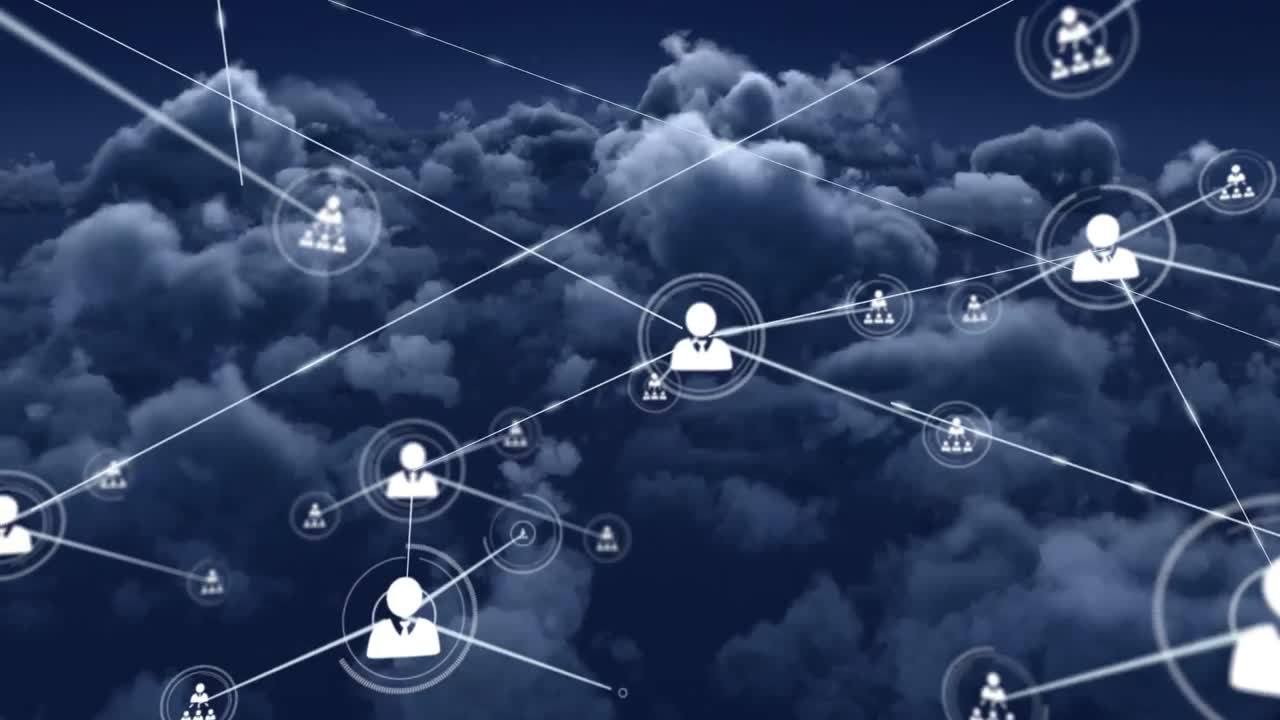 Animazione di rete di icone di profilo contro nuvole scure nel cielo