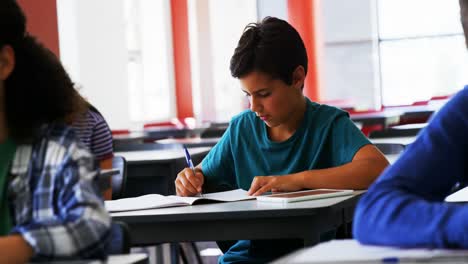 Estudiantes-Haciendo-Trabajo-De-Clase-En-El-Aula