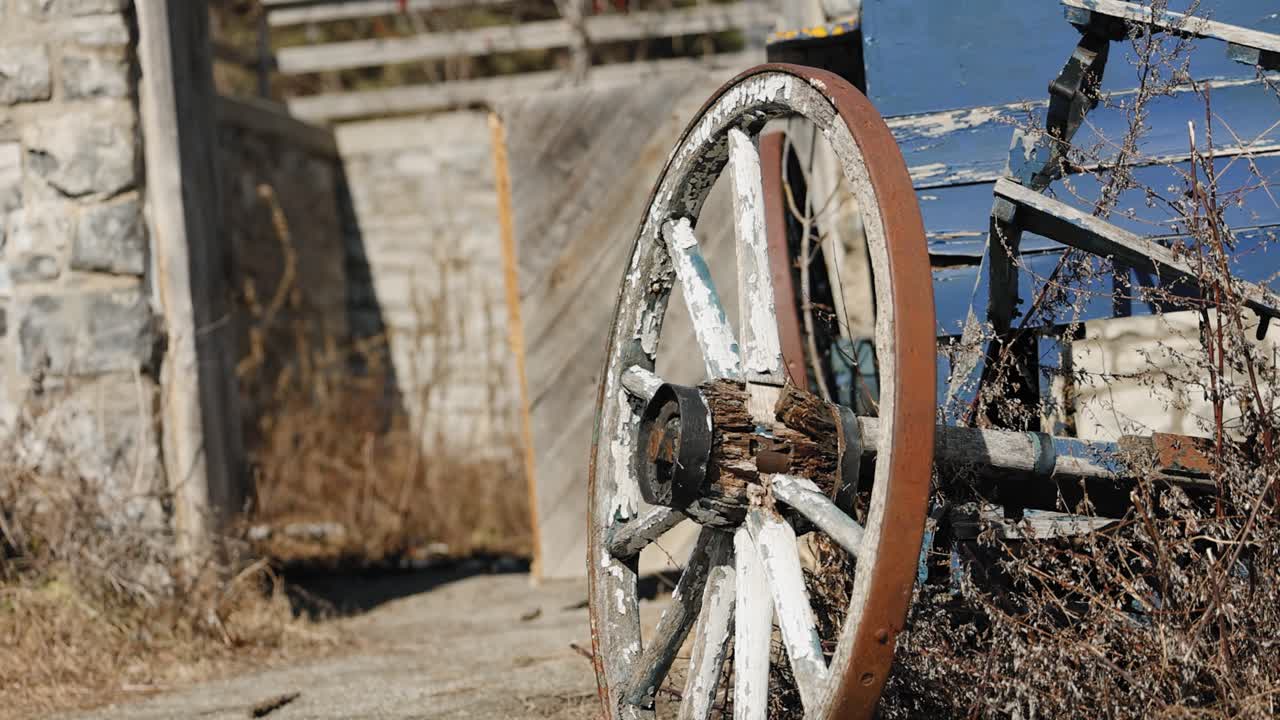 퀘벡 주 가티노에 있는 무어 농장 박물관 헛간 외부의 수풀에 앉아 있는 낡은 오래된 농장 운반 마차
