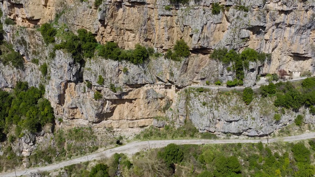 Lenta ripresa panoramica con drone del Monastero di Kipinas, costruito nella parete rocciosa, Tzoumerka, Epiro, Grecia. Montagne aspre, Grecia.