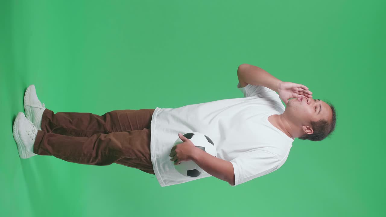 hombre con una pelota de fútbol