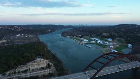 video aéreo del puente 360 en austin, texas