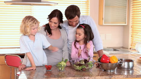 Lächelnde-Familie-Die-Salat-Macht