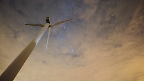 Un-Cielo-Nocturno-Estrellado-Con-Nubes-Blancas-En-Un-Vídeo-Timelapse