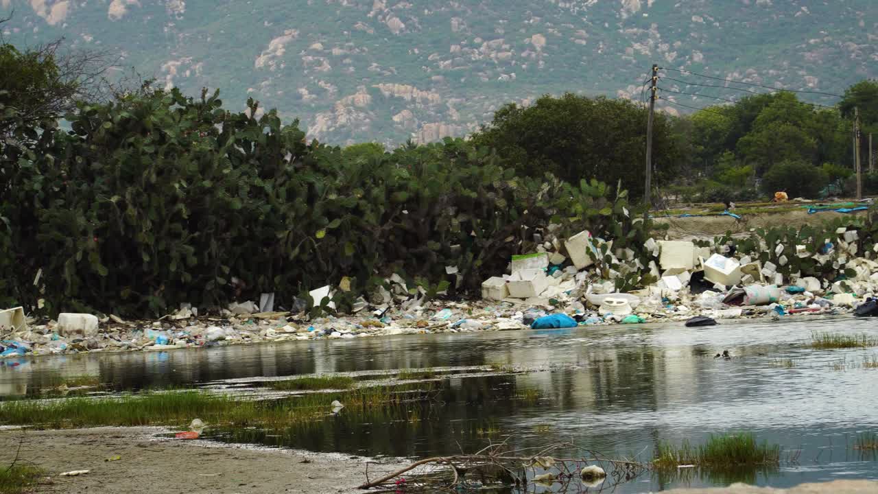 베트남 손하이 강둑 가장자리의 쓰레기 오염 전망