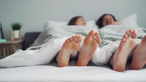 pareja durmiendo en la cama