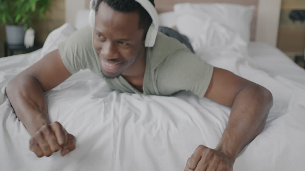 Uomo che ascolta musica a letto