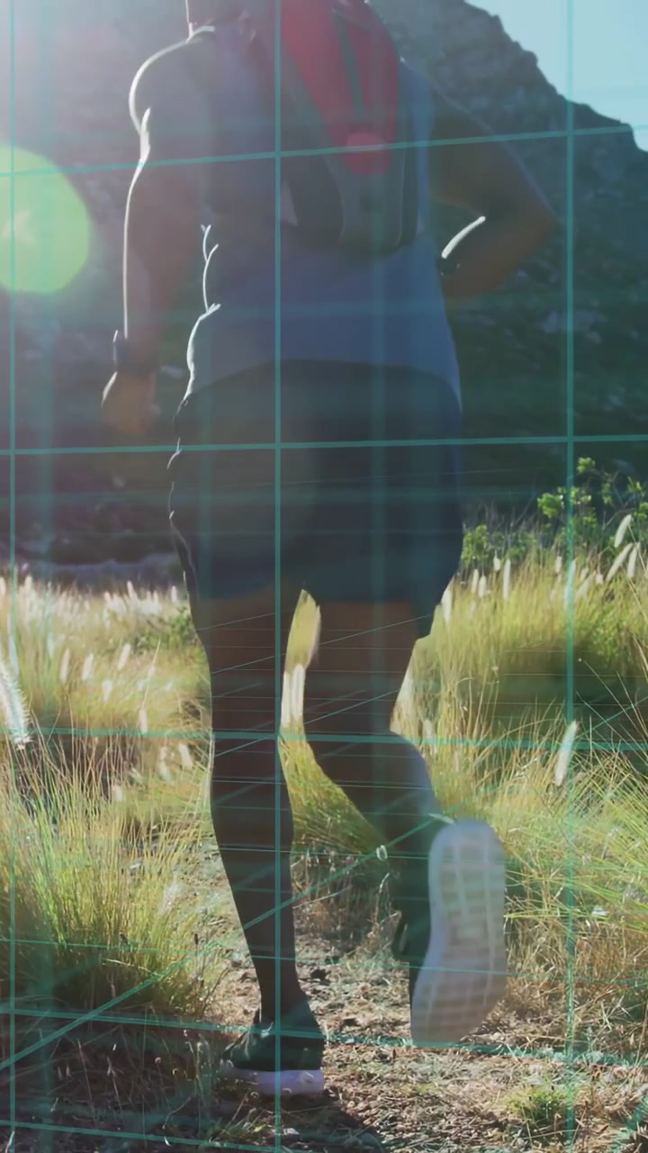 Video verticale: Un runner che entra, correndo su un sentiero in salita, attivando i dati fitness dall'orologio.
