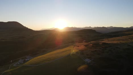 Luftdrohnenaufnahme-Der-Alpen-Bei-Sonnenuntergang-Mit-Hütten-Und-Ackerland,-Wunderschöne-Natur