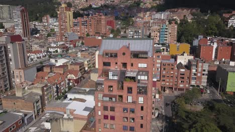 fotografía panorámica de la ciudad de bogotá, con muchos edificios en el norte de la ciudad, el gran edificio de bogotà y sus terrazas