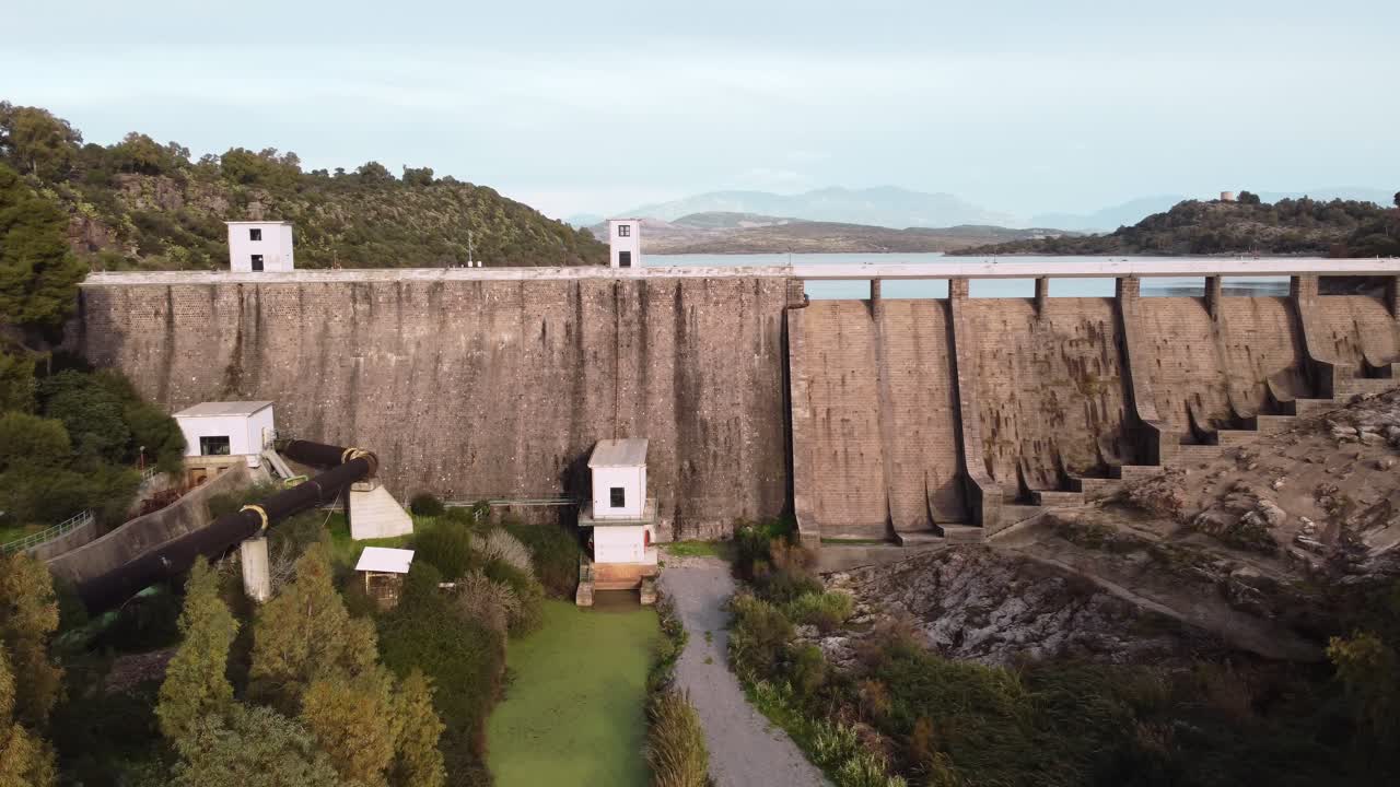 Vista aérea panorâmica de uma grande barragem em Tratalias, Sardenha, em descida, durante o dia