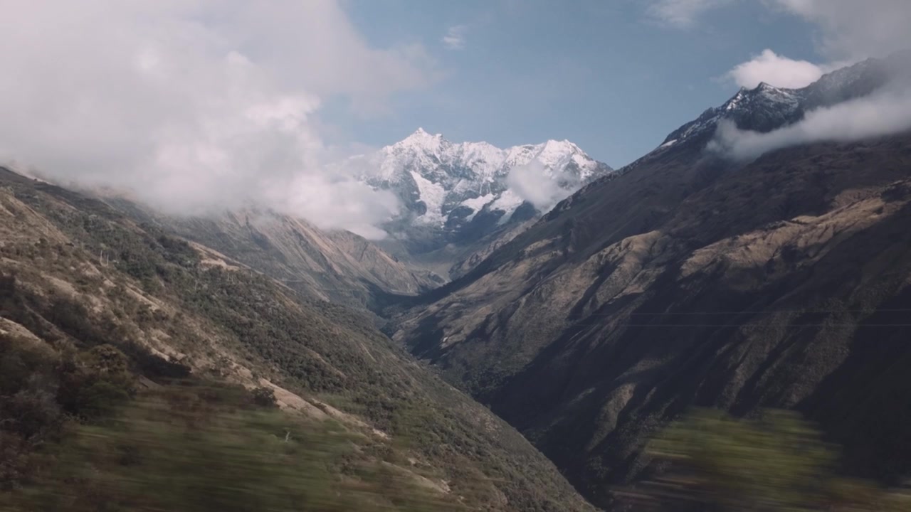 Una vista della catena montuosa delle Ande con vette innevate in Perù. Ripresa POV.