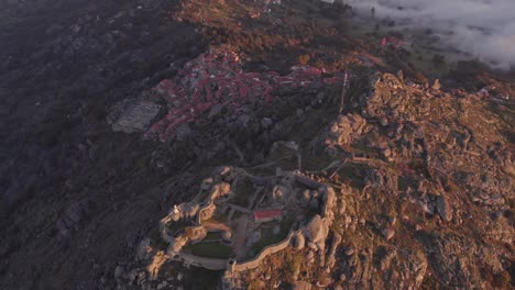 Panoramaaufnahme-Des-Mittelalterlichen-Bergdorfes-Monsanto-Mit-Granithäusern-Am-Morgen,-Luftaufnahme