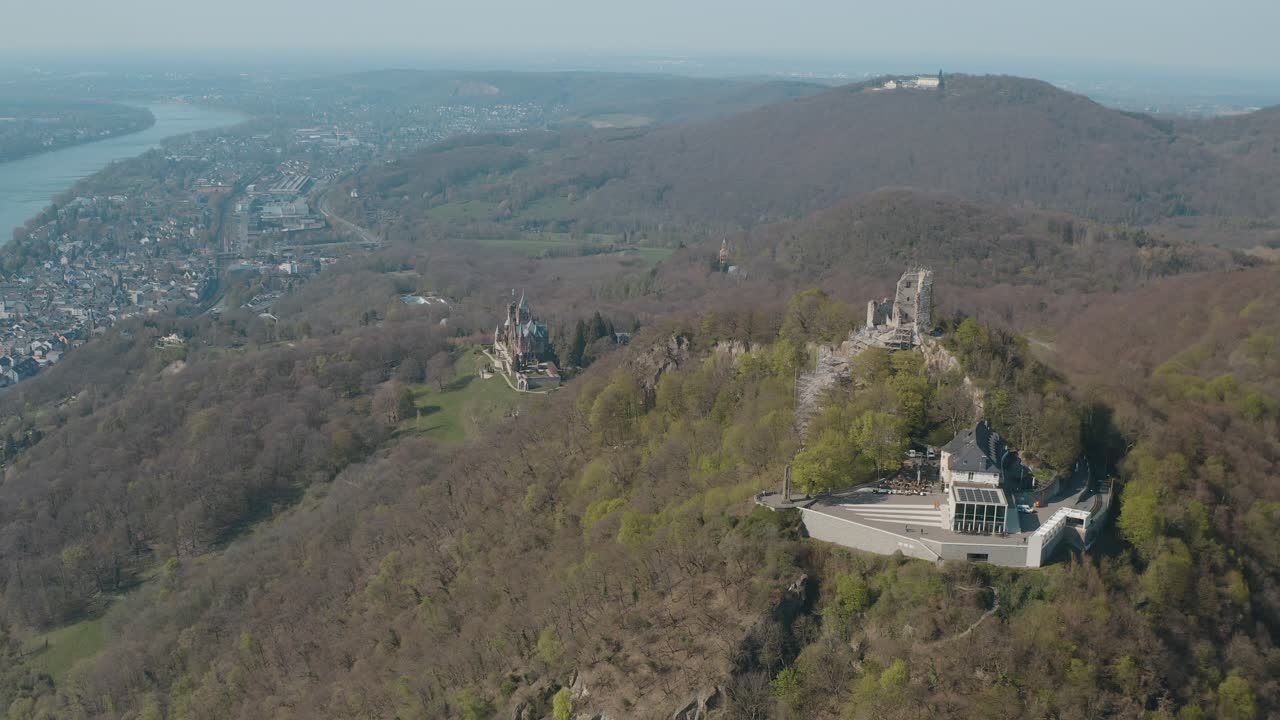 drone - toma aérea de los drachenfels con el castillo drachenburg y el río rhine siebengebirge cerca de bonn - königswinter 25p