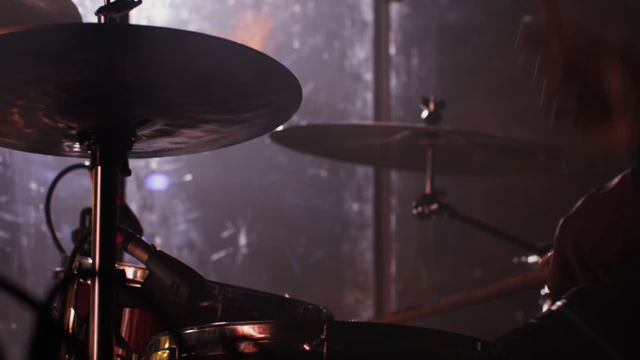 actuación de batería en vivo en el escenario