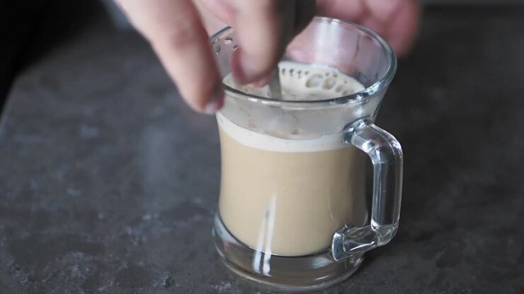 Persona che mescola il caffè con il cucchiaio a mano