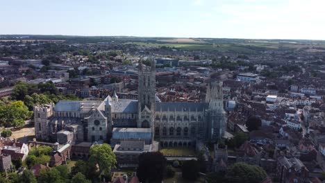 Toma-En-Gran-Angular-De-Un-Dron-De-La-Mundialmente-Famosa-Catedral-De-Canterbury