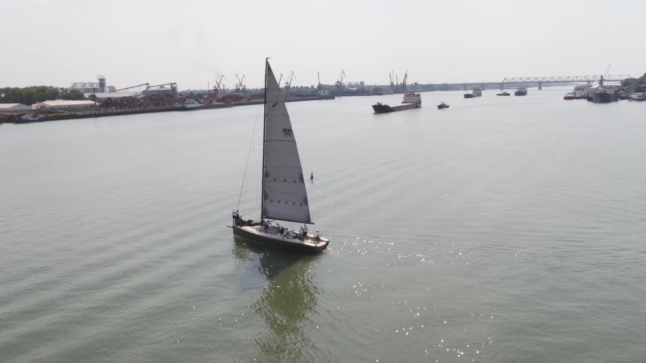 항구 와 선박 이 있는 강 에 있는 항해 보트