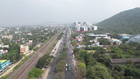 Toma-Aérea-De-Una-Carretera-Llena-De-Coches-Y-Camiones-Pasando-Por-Drones