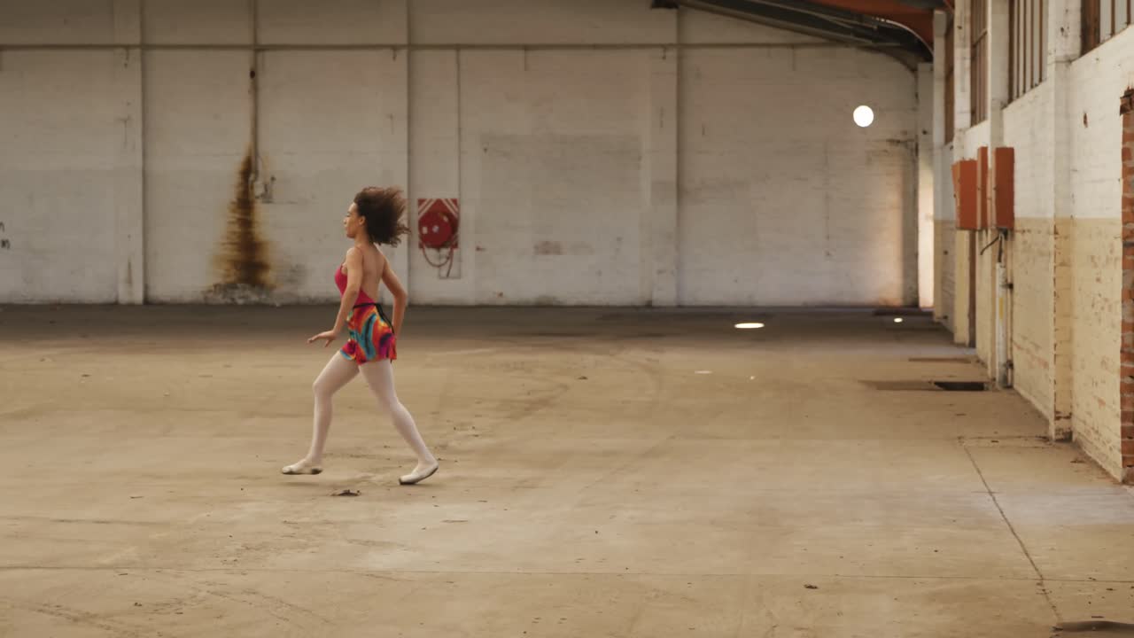 bailarina en un almacén vacío