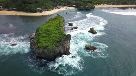 Imágenes-Aéreas-De-Una-Playa-Tropical-Con-Rocas-De-Coral-Golpeadas-Por-La-Ola