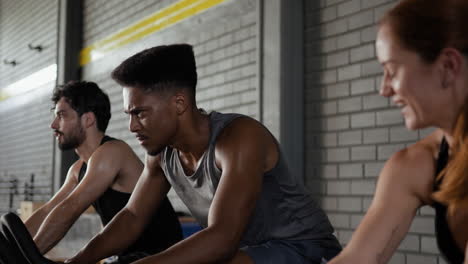 hombres haciendo ejercicio en bicicletas de ejercicio en un gimnasio
