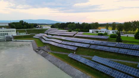 impresionantes imágenes aéreas en 4k de una planta de paneles solares ubicada a lo largo del río drava en eslovenia