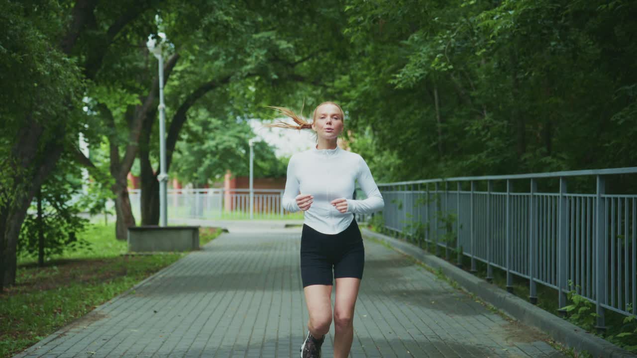 공원에서 달리는 여자