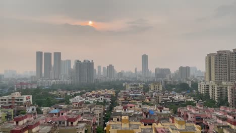 Toma-Aérea-Lenta-Inclinada-Hacia-Arriba-De-La-Ciudad-De-Thane-Durante-La-Puesta-De-Sol,-India