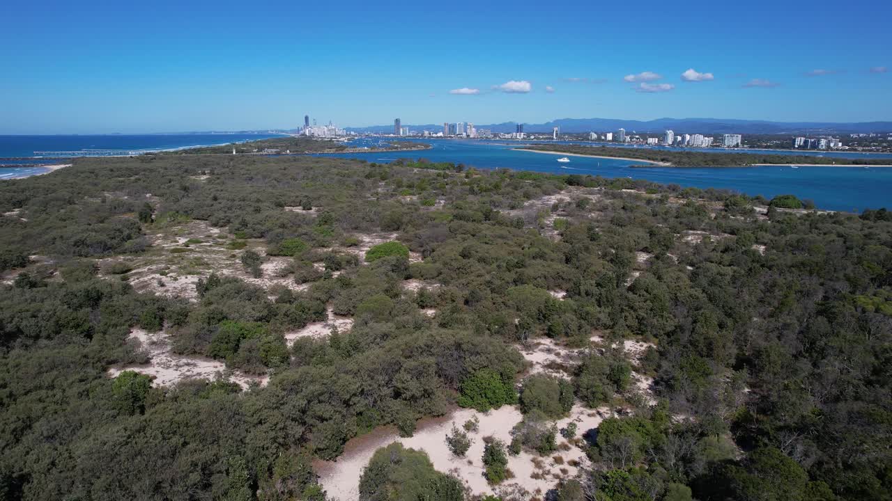 южный остров страдброк - спит - саутпорт - золотое побережье - квлд - квинсленд - австралия - скользящий влево панорамный воздушный снимок