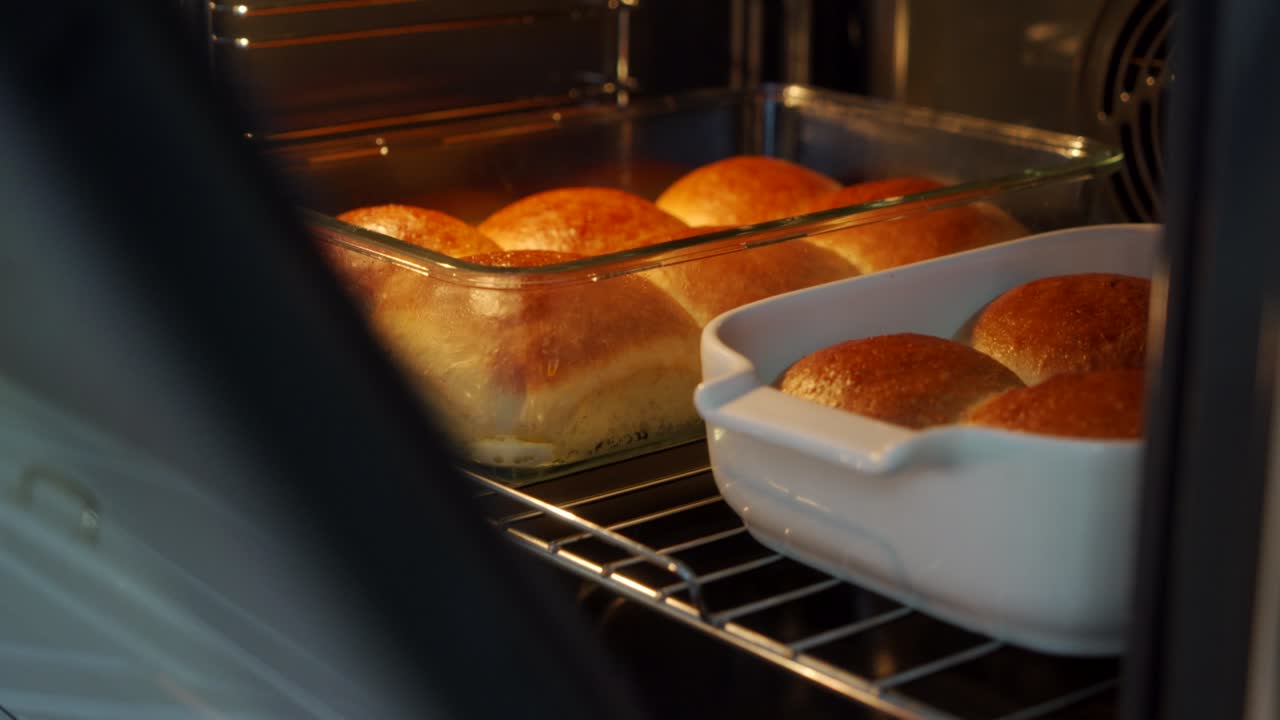 Panecillos caseros suaves de forma redonda para la cena, horneados en un horno