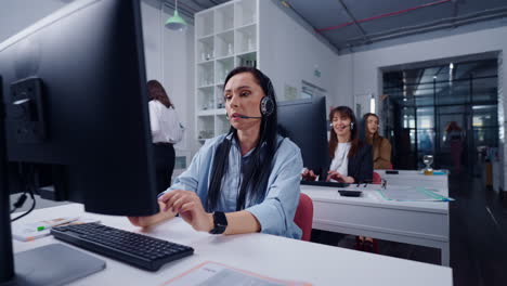 equipo de representantes de servicio al cliente que trabajan en la oficina