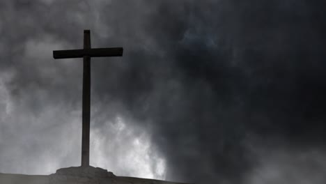 Silueta-De-Una-Cruz-De-Madera-Sobre-Un-Fondo-De-Tormenta-Y-Nubes-Negras