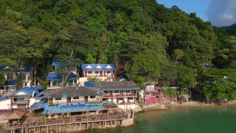 increíble vista aérea de arriba vuelo deslizamiento de tierra deslizamiento de barro destruido roto resort de playa en ruinas, desastre ambiental tailandia 2022