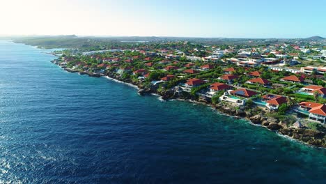 Atemberaubender-Blick-Auf-Die-Küste-Von-Curaçao,-Häuser-Mit-Blick-Auf-Das-Tiefblaue-Wasser-Der-Karibik-Von-Jan-Thiel,-Boca-Gentil,-Vista-Royal-Neighborhoods