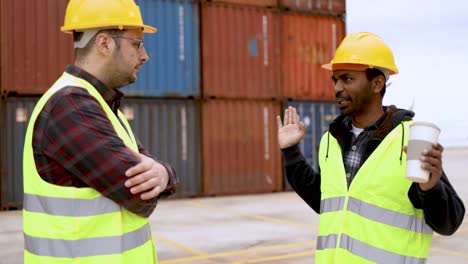 personas industriales multirraciales que trabajan en la terminal portuaria de contenedores marítimos - operador de logística de carga