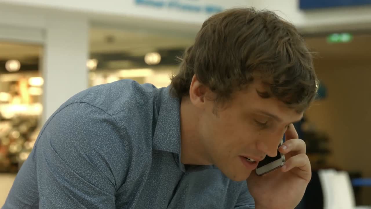 멋진 남자가 스마트폰을 사용하고 있다