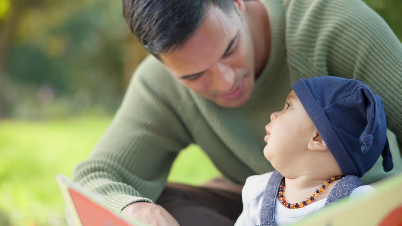libro, lectura y padre enseñando al bebé