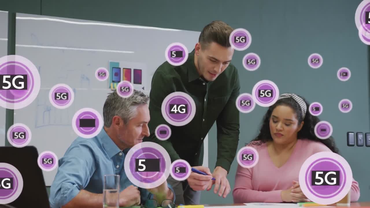 animación de texto 5g en círculos sobre empresario caucásico escribiendo y explicando a sus colegas