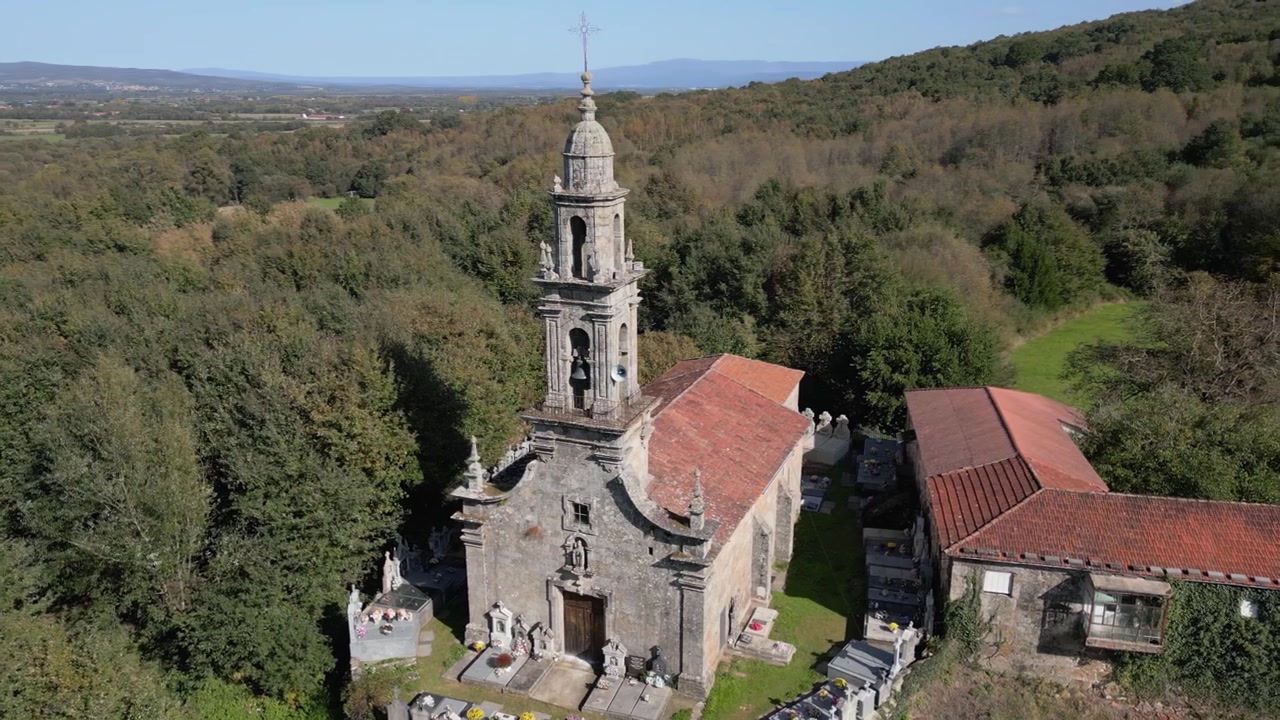 Chiesa di San Martino de Porqueira con campanile in pietra a Ourense, Galizia, Spagna, panoramica aerea.