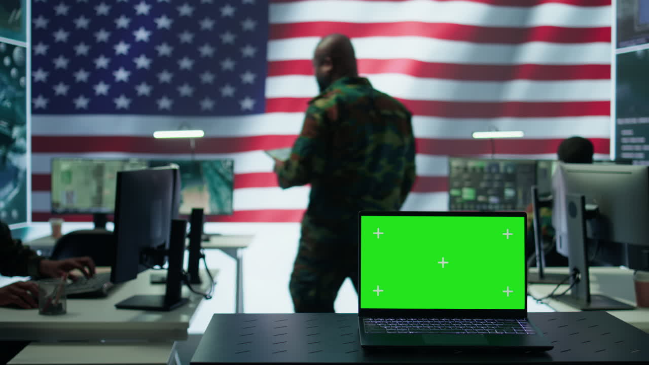 el ejército estadounidense trabaja en un centro de control secreto con una pantalla de maqueta aislada.